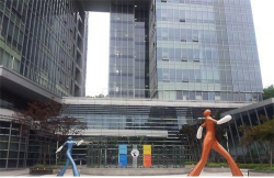 받을 땐 "연인이라" 낼 땐 "성매매라", 법원 "증여세 5억3천 정당"