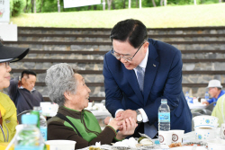 강수현 양주시장 양주1동 경로잔치서 공경인사