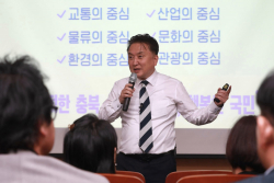 충북 與, 카레·단무지 먹는 학생 옆에서 전복·장어..."공간도 빌려 썼으면서"
