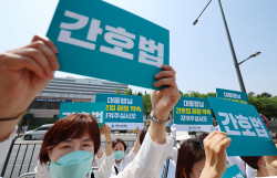 與 "野 의료계 갈라치기·날림 입법" vs 野 "대통령, 대선공약 파기·협치 거부"