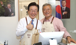 5·18 민주묘지 찾은 文, 이재명과 ‘한 걸음’ 달랐다