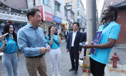 통인시장 찾은 최태원 "2030 부산엑스포 지지해달라"