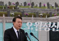 윤석열 대통령 G7 참석 위해 방일…한·미·일 또 다진다