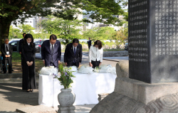 한일 정상, 히로시마서 한국인 원폭 피해자 위령비 첫 공동 참배