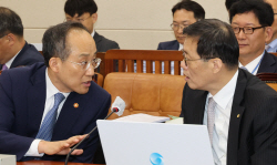 인신 공격성 발언 논란…野 "입만 열면 거짓말" 秋 "아무 말 자제해야"