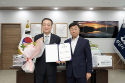 신상진 성남시장, 임종순 성남시정연구원 초대 원장에게 임명장 수여