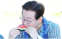 "이재명 대통령 느낌?"...개딸 수박 대하는 ‘오묘한’ 태도