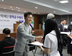 이승찬 계룡장학재단 이사장, 학생들의 꿈을 위한 장학금 전달