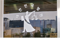 ‘과거고백’ 뒤 페트병·테블릿PC 등 잡히는 건 다 들고 폭행, 여친 탄원서에도 20대男 징역 1년