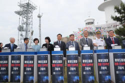 다시 불 밝힌 120살 팔미도 등대
