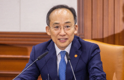 한일 재무장관회의, 7년만에 개최…"통화스와프 논의 가능성"