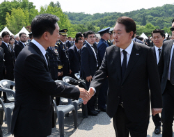 尹·與 지지율 괜찮은 거 같아도...집권 초 180석 野에 또 "다수당 돼야", 관건은