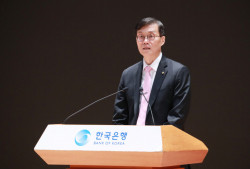 이창용 한은 총재 "인플레이션 둔화 속도 면밀 점검...금융부문 리스크 유의해야"