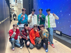 ‘15일 데뷔’ 루네이트, 팬들 앞에서 데뷔 앨범 수록곡 ‘Live In The Moment’ 무대 선공개
