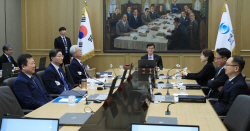 금통위원들 "물가·가계부채 불안…필요하면 추가 금리 인상으로 대응"
