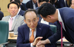 "국회의원이야 장관이야"…추경호 부총리, 친정 與 의원에 "자신감 가져라"