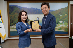 [포토]최문순 화천군수, 전정희 소설가 
