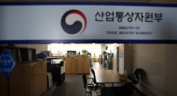 산업부 2차관 전격 교체, 이러려고?…‘탈원전’ 실무 공무원들만 칼바람