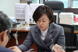 與 황보승희, 탈당·내년 총선 불출마 선언
