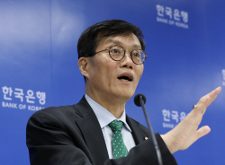 이창용 한은 총재 "금리 인하 논의 시기상조…물가 2%대 수렴 확인해야"