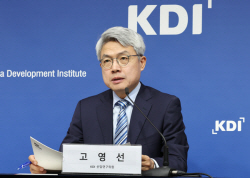 KDI "학생이 평가하는 대학 구조조정…졸업생 취업·연봉 등 정보 공개해야"
