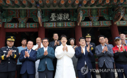 산불로 피난갔던 강릉 경포대 현판 7기 귀향식 개최