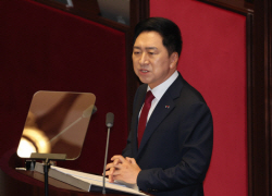 ‘국내 중국인 투표권 제한’에 與 인파이팅 vs 野 아웃복싱
