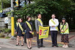 이상일 용인특례시장, 초등교 앞 교통안전 지킴이로 깜짝 ‘변신’