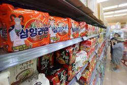 라면 이어 과자도…식품 가격인하 도미노