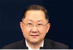 "아빠가 민정수석" 이력서 낸 김진국 아들, 돈 받고 판사에 전화 건 혐의로 기소