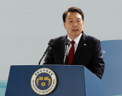 尹 지지율, 36%로 지난주와 동일…日오염수 ‘걱정된다’ 78% [한국갤럽]