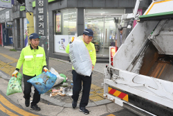 [포토뉴스] 강수현 양주시장 덕정역 쓰레기수거