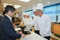 ‘취임 100일’ 직원들에게 점심 배식한 임종룡 우리금융 회장
