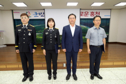 [포토]신영재 홍천군수, 동홍천 IC 부근 교통사고 유공 포상
