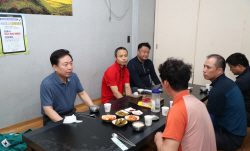 [포토뉴스]민선 8기 1주년  권기창 시장,  취임 1주년 첫 행선지 ‘새벽빛 밝히는 노동자’ 곁으로