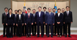 尹 대통령 "우리는 反카르텔 정부…이권 카르텔과 가차없이 싸워달라"