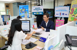 윤해진 NH농협생명 대표, 암보험 등 신상품 2종 ‘1호 가입자’ 됐다