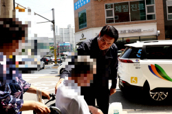최대호 안양시장 착한수레 승하차 지원 ‘구슬땀’