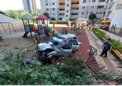 인천시 아파트 놀이터에 추락한 SUV 차량…70대 운전자 부상, 60대 동승자 사망