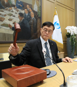 한미 금리차 우려에도 기준금리 또 동결…경기 성장 등 고려