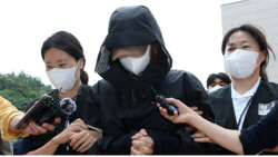 생후 이틀 아들 생매장 뒤 살인 부인했던 30대 친모, 영장 심사 출석