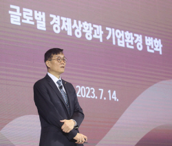 이창용 한은 총재 "당분간 금리 인하 어렵다"