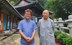 김성훈 부산외대 특임교수,동진 조계종 종정 예경실장과 환담