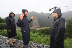 김진태 지사, 정선군 세대 피암터널 산사태 현장 점검