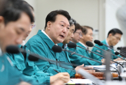 尹 "정치 보조금 전부 삭감해 농작물 피해·산 붕괴 100％ 보전"