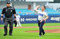 김진열 군위군수,삼성라이온즈파크 홈 경기 시구·시타