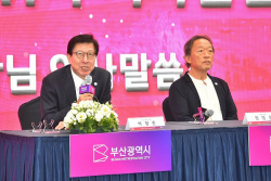[포토] 부산시 ‘현존하는 세계5대 지휘자’ 정명훈 품고 날다