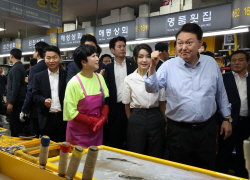 붕장어 비빔밥 뜬 尹, 상인 토로에 "현명한 국민 괴담에 안 흔들려"