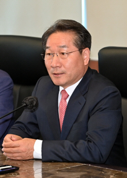 유정복, "인천 앞바다에 사이다가 둥둥... 정치현수막 철거 시원"