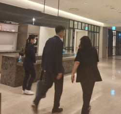[단독] KT, 강남 한 호텔서 CEO 후보 심사 중...차상균 면접은 마무리